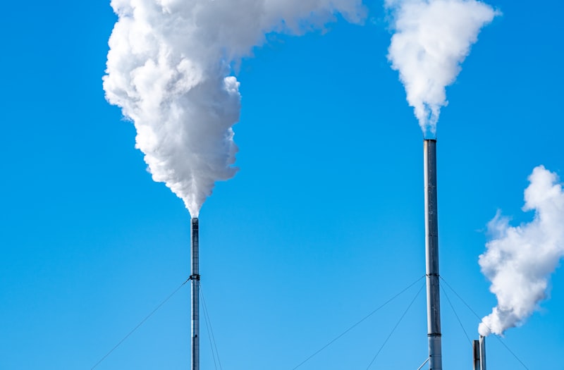 Cheminées industrielles et émissions de CO₂