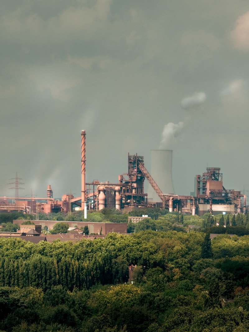 Usine industrielle entourée de verdure — réindustrialisation verte européenne