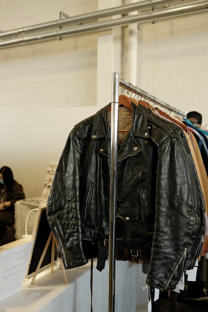 Tas de vêtements — fast fashion et surconsommation